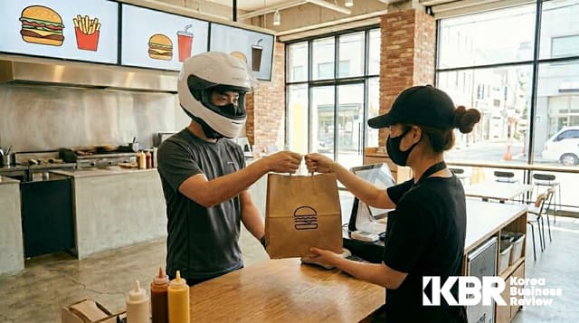 The Paradox of the 40 Trillion Won Delivery Era: Why Rider Incomes Are Moving Backward